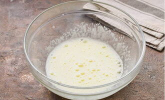 Bateu els ingredients fins que quedin blancs amb una batedora a velocitat moderada.