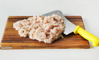 ล้างเนื้อไก่ให้สะอาดแล้วสับให้ละเอียดด้วยมีดคม