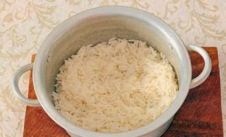 Tiếp theo, bắc chảo ra khỏi bếp, đậy nắp lại và để cơm khoảng 10 phút rồi đảo nhẹ tay để các hạt luộc không bị dính vào nhau.