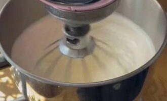 Se toarnă zahăr granulat. Folosind un mixer cu stand, bate energic până devine pufoasă și pufoasă.