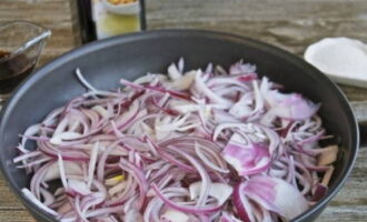 Skala löken, skär i halva ringar och stek på medelvärme med tillsats av aromatisk sesamolja i 10-15 minuter.