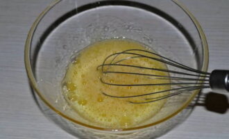 En un plat fons, batem l'ou i, amb un pinzell de pastisseria, untem totes les peces.