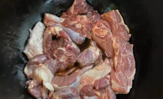 Lägg fett svansfett eller häll raffinerad olja i en kall kittel. Lägg ett lager kött, tidigare skuret i stora bitar. Försök att lägga köttet med fettsidan nedåt. Krydda med salt, spiskummin och mald koriander.