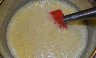 Dalhin ang timpla sa isang pigsa at ihalo palagi gamit ang isang spatula. Pagkatapos kumukulo, magluto ng isa pang 3-4 minuto.