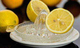 Låt oss förbereda citronsaft. Du kan själv pressa den ur citronen.