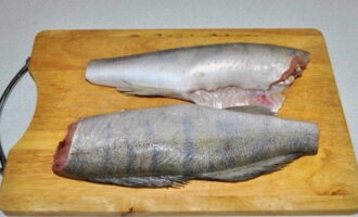 Vi skar först av huvuden, fenorna och svansarna. Återigen, tvätta fisken väl inifrån och ut, torka den med hushållspapper och gnid sedan in den med en blandning av salt, italienska örter och mald peppar. Lägg kvistar timjan eller rosmarin inuti.
