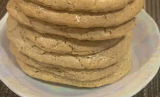 Palamigin ang macaroons at alisin sa baking sheet. Brew ang iyong mga paboritong inumin at ihain sa iyong mga bisita. Ang mga sariwang cookies ay lumalabas na napaka-crispy. Kinabukasan ang gitna ay basa ngunit malutong pa rin. Enjoy!