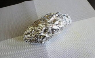 I-wrap ang prutas nang mahigpit sa ilang mga layer ng foil. Pinakamainam - 2-3 layer.