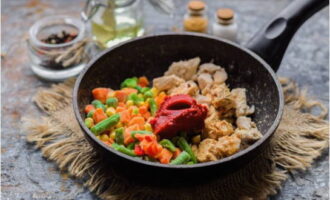 Voeg onmiddellijk de ingrediënten met geraspte tomatenpuree en sojasaus toe.