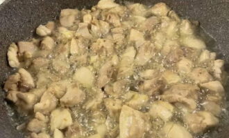 Verhit een dikwandige koekenpan op matig vuur. Giet olie en verwarm het. Leg de stukken vlees in de kokende olie. Frituur.