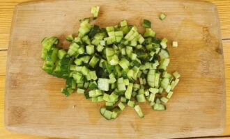 Banlawan ang mga pipino sa ilalim ng tubig na gripo at tuyo gamit ang mga tuwalya ng papel. Magplano sa mga parisukat.