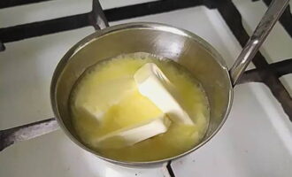 Smelt de boter in een waterbad of in de magnetron.