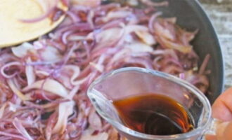 Tillsätt balsamvinäger.