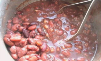 Tritureu les mongetes acabades juntament amb el brou amb un puré de patates perquè només la meitat es converteixi en puré (com es mostra a la foto).