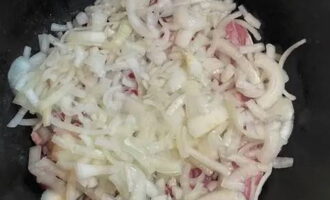 Befria lökarna från det översta lagret och skär dem i halva ringar. Täck köttlagret. Tillsätt lite salt.