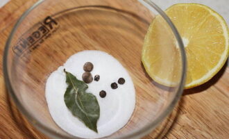 Sa isang maliit na mangkok, pagsamahin ang granulated sugar, asin, bay leaf, black pepper at allspice.