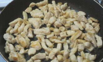 Stek kycklingbitarna i vegetabilisk olja tills de fått färg.