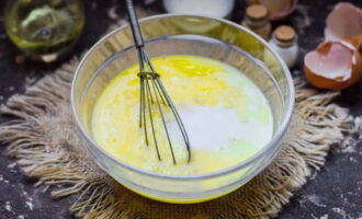 Giet de melk bij het eimengsel en roer opnieuw.