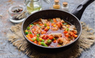 Voeg water, gegranuleerde knoflook, gemalen peper en zout toe.