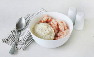 ในจานลึกรวมเนื้อไก่สับ, หัวหอมสับกับกระเทียมและเนื้อก้อน เกลือและพริกไทยเพื่อลิ้มรส. ผสมทุกอย่างให้เข้ากัน ปิดด้วยฟิล์มแล้วใส่ในตู้เย็น หากไม่มีเวลาก็สามารถเริ่มทำอาหารได้ทันที