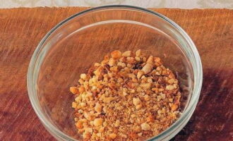 Chiên nhẹ các loại hạt trong chảo rán khô, gọt vỏ mỏng và xay thành vụn thô trong máy xay sinh tố hoặc máy xay cà phê.