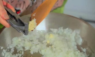 Stoarceți un cățel de usturoi decojit în ceapa transparentă. Se prăjește câteva minute și se stinge focul.
