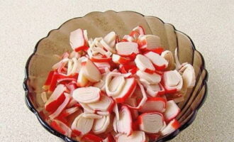 Cắt surimi thành những vòng mỏng.
