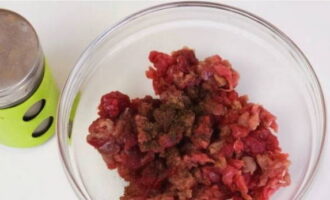 Bestrooi het rundvlees met gemalen peper.