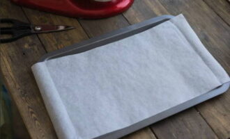 Folreu una safata de forn amb un full de paper de forn.