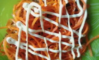 Lặp lại lưới mayonnaise. Đừng lạm dụng nó, cà rốt sẽ thấm tốt các lớp liền kề với độ ngon ngọt của chúng.