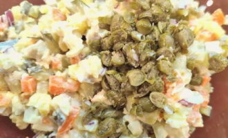 Timplahan ang salad na may asin at mayonesa. Pagsamahin ang mga sangkap gamit ang mga paggalaw ng pagpapakilos. Hinati ko ang salad sa kalahati. Nagdagdag ako ng mga caper sa isang bahagi. Ito ay lumalabas na medyo kawili-wili.
