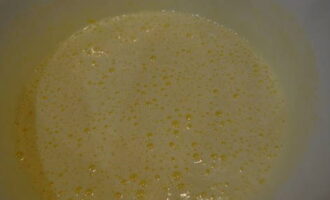 Sa isang hiwalay na mangkok, talunin ang malalaking itlog na may asukal hanggang lumitaw ang malambot na foam.Aabutin ito ng humigit-kumulang 5-7 minuto.