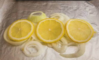 Häll olivolja på folien. Vi lägger lite lök och citron här.