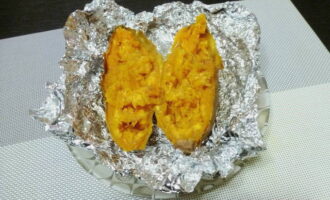 Kapag handa na, maingat na ibuka ang foil at hatiin ang prutas sa dalawang bahagi. Asin at paminta ang pulp, ihalo nang malumanay.