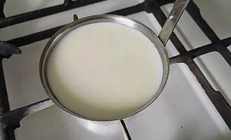 Verwarm de melk boven een vuur of in de magnetron.