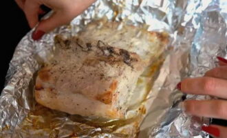 Al cap d'una hora i mitja, desembolica el llom de porc.