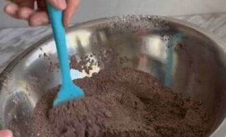 Se amestecă ingredientele uscate cu o spatulă de silicon.