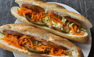 Snijd de sappige tomaat in dunne plakjes en voeg deze toe aan de rest van de ingrediënten. Snijd de sappige tomaat in dunne plakjes en voeg deze toe aan de rest van de ingrediënten.