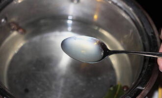 Kapag lumamig na ang marinade, ibuhos ang lemon juice. Haluin.