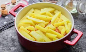 Talleu les patates a daus. Col·locar a sobre. Afegiu una mica de sal. Talleu les patates a daus. Col·locar a sobre. Afegiu una mica de sal.