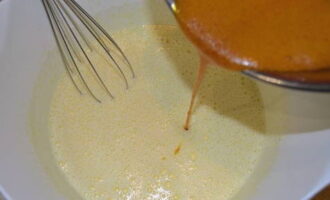Ibuhos ang pinaghalong pulot sa pinaghalong itlog sa isang manipis na stream. Sa oras na ito, patuloy na pukawin ang lahat gamit ang isang whisk.