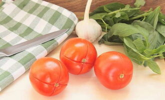 Verbrand de tomaten, pel ze en maal ze in een blender.