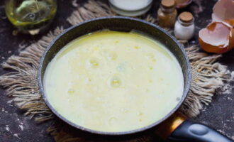 Verhit de koekenpan op het fornuis. Voeg boter toe en smelt. Als de boter gesmolten is, giet je het roerei in de hete pan. Verminder hitte. Kook de omelet afgedekt 5-7 minuten.