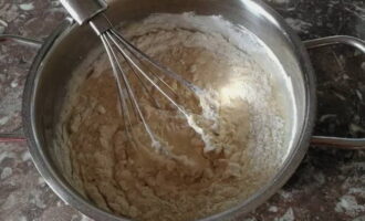 Se toarnă făina rămasă. Se toarnă făina rămasă.