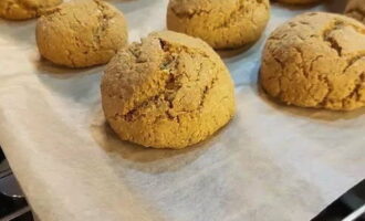 Col·loqueu la safata de forn al forn. Coure al forn durant 25 minuts a 180 graus.