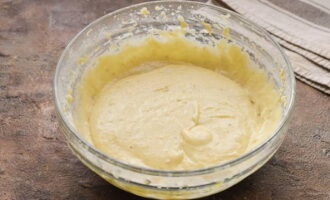 Barregeu els ingredients amb una batedora fins que quedi suau.