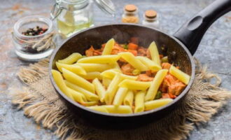 Voeg na het verstrijken van de tijd gekookte pasta toe aan de vleessaus.