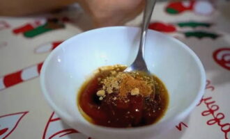 Prepareu la salsa. En un recipient a part, combineu la salsa de soja, el suc de llimona, la mel, el ketchup, l'oli refinat, el gingebre sec i el pebre vermell mòlt.Batre fins que es converteixi en una barreja líquida.