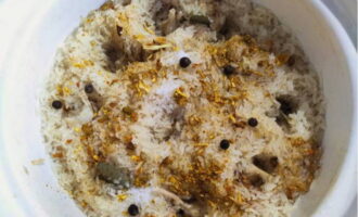 Condimenteu els ingredients amb llorer, sal, pebre de Jamaica, espècies pilaf i all.