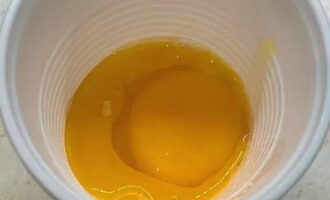 Hugasan at tuyo ang kategoryang C0-C1 na mga itlog. Tapikin sa isang patag na ibabaw at paghiwalayin ang mga yolks mula sa mga puti.